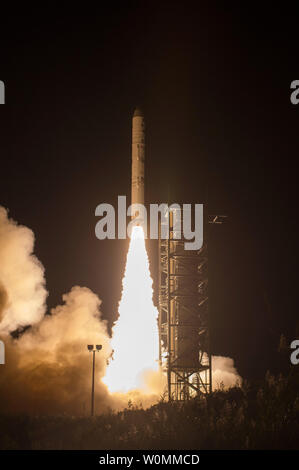 Die NASA Lunar Atmosphäre und Staub Umwelt Explorer (Ladee) Sternwarte startet an Bord der Minotaur V-Rakete aus dem Mittelatlantischen Regional Spaceport (MARS) des NASA Wallops Flight Facility, Freitag, Sept. 6, 2013 in Virginia. LADEE ist eine robotische Mission, die der Mond, wo es noch nie da gewesene Informationen über die Umgebung rund um den Mond und Wissenschaftler ein besseres Verständnis der anderen Planeten in unserem Sonnensystem und darüber hinaus die Umlaufbahn. UPI/C. Cioffi/NASA Stockfoto