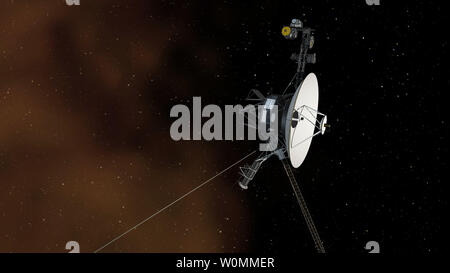 Dieses Konzept stellt die NASA-Raumsonde Voyager 1 in den interstellaren Raum, oder in den Raum zwischen den Sternen, um August 25th, 2013 nach Angaben der NASA am 12. September veröffentlicht, 2013. Dies macht Voyager 1, die in 1977 gestartet wurde, der erste Mann, der Gegenstand den interstellaren Raum zu erreichen, die mit der aktuellen Position von 18,8 Milliarden Kilometer von der Erde entfernt. Den interstellaren Raum wird durch die Plasma- oder ionisiertes Gas, das durch den Tod von nahe gelegenen Sterne vor Millionen von Jahren ausgestoßen wurde dominiert. Die Umgebung innerhalb unseres Sonnensystems Bubble ist durch das Plasma exha dominiert Stockfoto