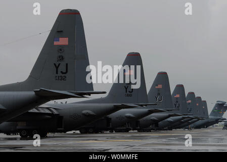 Us Air Force C-130 Hercules Flugzeuge mit der 36Th Airlift Squadron sind auf der Flightline während einer Bereitschaft Woche Übung in Yokota Air Base, Japan, Oktober 7, 2013 geparkt... UPI/Yasuo Osakabe/DoD Stockfoto