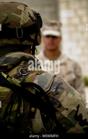 Eine spanische Infanterie marine, Vordergrund, hört als US Marine Corps Lance Cpl. Brian Donesortega, mit Fleet Anti-terror-Security Team Unternehmen Europa, bietet Anweisungen auf Spanisch während Lisa Azul 2013 Naval Station Rota, Spanien am Okt. 3, 2013. Lisa Das Azul war ein bilaterales Training übung für Partnerschaft und maritime Sicherheit gefördert und verbessert gleichzeitig die kulturelle Verständigung zwischen den Vereinigten Staaten und Spanien.. UPI/Kapitän T. Gitthens/DoD Stockfoto