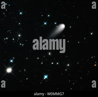 In diesem Hubble Space Telescope zusammengesetzte Bild im April 2013 genommen, die Sonne - Annäherung an den Kometen ISON schwebt gegen einen scheinbar endlosen Kulisse zahlreicher Galaxien und eine Handvoll Vordergrund Sterne. Die eisigen Besucher, mit seiner langen gossamer Schwanz, erscheint zu schwimmen werden wie eine Kaulquappe durch einen tiefen Teich der himmlischen Wunder. In dieser zusammengesetzten Bild, Hintergrund Sterne und Galaxien wurden separat in rot und gelb-grünes Licht fotografiert. Da der Komet bewegt zwischen den Aufnahmen relativ zum Hintergrund Objekte, ihr Erscheinungsbild verschwommen war. Die unscharfen comet Foto wurde mit einer einzigen ersetzt Stockfoto