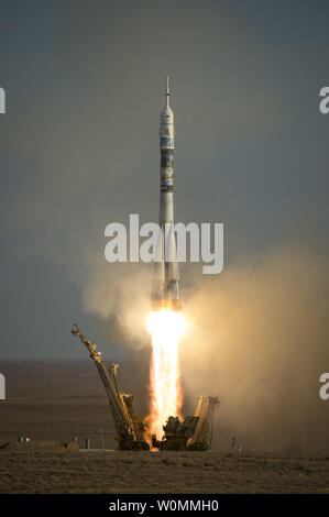 Die Sojus TMA-11 M Rakete ist mit Expedition 38 Sojus Commander Mikhail Tyurin von Roskosmos, Flugingenieur Rick Mastracchio der NASA und Flugingenieur Koichi Wakata der Japan Aerospace Exploration Agency onboard, 7. November 2013, auf dem Kosmodrom Baikonur in Kasachstan aus gestartet. Die olympische Fackel wurde mit der Mannschaft der Expedition 38 zur Internationalen Raumstation ISS gestartet. Es wird von einem Modul zum nächsten weitergegeben und auf seinen ersten Weltraumspaziergang am 9. November mit zwei russischen Kosmonauten im Rahmen der internationalen Relais. UPI/Carla Cioffi/NASA Stockfoto