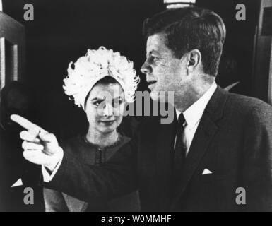 Prinzessin Grace trifft sich mit Präsident John Fitzgerald Kennedy im Weißen Haus am 24. Mai 1961. An diesem Freitag den 50. Jahrestag der Ermordung von Präsident Kennedy am 22. November 1963. UPI/Dateien Stockfoto