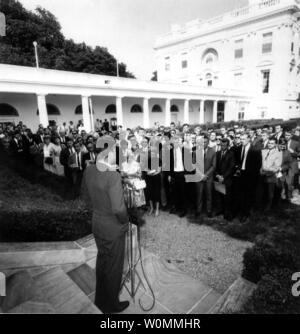 Präsident John F. Kennedy Adressen der ersten Gruppe der Peace Corps Freiwilligen für Ghana und Tansania in diesem August 8, 1961 file Photo, geleitet. Das Peace Corps wurde durch den Executive Kennedys, um am 1. März 1961. An diesem Freitag den 50. Jahrestag der Ermordung von Präsident Kennedy am 22. November 1963. UPI/Dateien Stockfoto