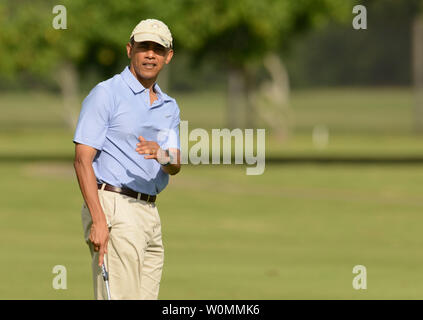 Präsident Barack Obama richtet seinen Schlag auf der 2 grünen beim Golf spielen mit dem Premierminister von Neuseeland John Key, bei der Marine Corps Base Hawaii Kaneohe Klipper Golf-Kurs, Kaneohe, Hawaii, 2. Januar 2014. Präsident Obama spielte eine Runde Golf mit Premierminister von Neuseeland John Key, die Premierminister Sohn Max und Hausadjutant Marvin Nicholson. UPI/Cory Lum Stockfoto