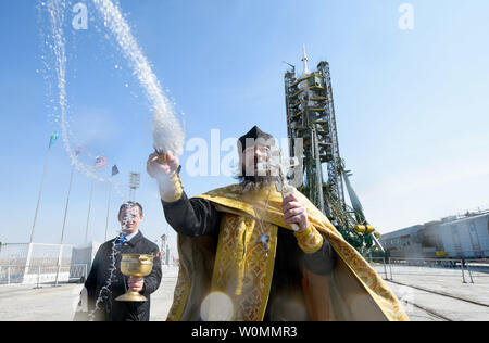 Ein orthodoxer Priester segnet die Mitglieder der Medien auf die soyouz Launch Pad auf dem Kosmodrom Baikonur Startrampe am Montag, 24. März 2014 in Kasachstan. Start der Sojus-Rakete ist für den 26. März festgelegt und wird senden Expedition 39 Sojus Kommandant Alexander Skvortsov der russischen Föderalen Raumfahrtagentur, Flugingenieur Steve Swanson von NASA und Bordingenieur Oleg Artemyev von Roskosmos auf einen sechsmonatigen Mission an Bord der Internationalen Raumstation. UPI/Joel Kowsky/NASA Stockfoto