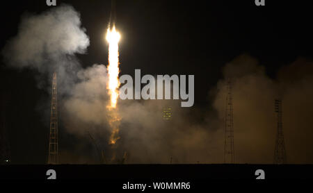 Die Sojus TMA-12 M Raketenstarts vom Kosmodrom Baikonur in Kasachstan am 26. März 2014 Durchführung der Expedition 39 Sojus Kommandant Alexander Skvortsov der russischen Föderalen Raumfahrtagentur Roskosmos, Flugingenieur Steven Swanson von NASA und Bordingenieur Oleg Artemyev von roskosmos zur Internationalen Raumstation. UPI/Bill Ingalls/NASA Stockfoto