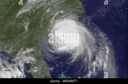 Dieses NOAA-Satelliten Bild am 3. Juli aufgenommen, 2014 zeigt Hurrikan Arthur als Er fährt aus der von Georgia und South Carolina. Arthur, derzeit einen Kategorie 2 Hurrikan, wird erwartet, um vor dem Landfall später an diesem Abend zu stärken. UPI/NOAA Stockfoto