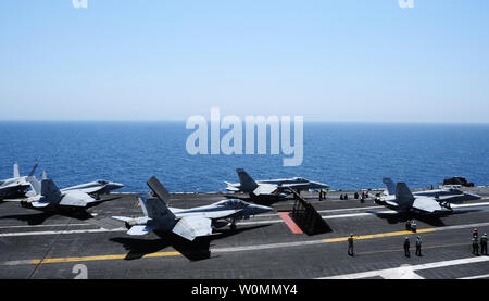 Segler starten Flugzeuge aus der Flight Deck der Flugzeugträger USS George HW Bush (CVN 77) der US-amerikanischen 5-Flotte im Persischen Golf am 7. August 2014. Zwei F/A-18 Jets von der USS George HW Bush 500 Pfund Bomben auf ISIS militanten Fortschreiten auf dem Kurdischen Hauptstadt von Irbil, Irak gefallen. UPI/Lorelei Vander Griend/US Navy Stockfoto