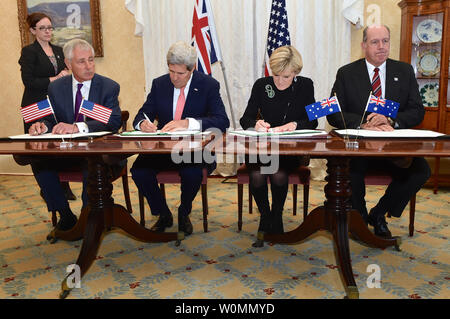 Us-Außenminister John Kerry, Mitte links, und der australische Außenminister Julie Bishop, Mitte rechts, von US-Verteidigungsminister Chuck Hagel flankiert, Links, und der australische Verteidigungsminister David Johnston, rechts, eine Kraft, die Körperhaltung bei bilateralen Abkommen Verteidigung und diplomatischen Treffen in Sydney, 12. August 2014 unterzeichnet. UPI/U.S. State Department Stockfoto