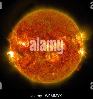 Dieser NASA Image am 24. August 2014 berücksichtigt, die von der Solar Dynamics Observatory erfassten Bilder eines Solar Flare, der an der linken Seite der Sonne brach. UPI/NASA Stockfoto