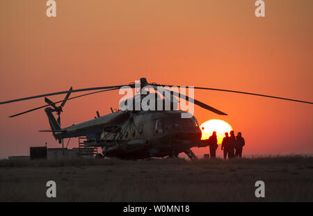 Ground Support Personal gesehen warten in den Hubschrauber von Zhezkazgan, Kasachstan die Sojus TMA-12 M Raumschiff landen mit Expedition 40 Commander Steve Swanson von der NASA zu unterstützen und die Flugingenieure Alexander Skvortsov und Oleg Artemyev der russischen Föderalen Raumfahrtagentur (Roskosmos) an Sept. ember 11, 2014. Swanson, Skvortsov und Artemyev wieder auf der Erde Nach mehr als fünf Monaten an Bord der Internationalen Raumstation, wo sie als Mitglieder der Expedition 39 und 40 Mannschaften serviert. UPI/Bill IngallsNASA Stockfoto