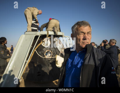 Ground Support Personal gesehen an den Landeplatz nach dem Sojus TMA-12M Sonde mit Expedition 40 Commander Steve Swanson von der NASA landete und die Flugingenieure Alexander Skvortsov und Oleg Artemyev der russischen Föderalen Raumfahrtagentur (Roskosmos) in der Nähe der Stadt Zhezkazgan, Kasachstan am 11. September 2014. Swanson, Skvortsov und Artemyev wieder auf der Erde Nach mehr als fünf Monaten an Bord der Internationalen Raumstation, wo sie als Mitglieder der Expedition 39 und 40 Mannschaften serviert. UPI/Bill IngallsNASA Stockfoto