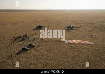 Ground Support Personal gesehen an den Landeplatz nach dem Sojus TMA-12M Sonde mit Expedition 40 Commander Steve Swanson von der NASA landete und die Flugingenieure Alexander Skvortsov und Oleg Artemyev der russischen Föderalen Raumfahrtagentur (Roskosmos) in der Nähe der Stadt Zhezkazgan, Kasachstan am 11. September 2014. Swanson, Skvortsov und Artemyev wieder auf der Erde Nach mehr als fünf Monaten an Bord der Internationalen Raumstation, wo sie als Mitglieder der Expedition 39 und 40 Mannschaften serviert. UPI/Bill IngallsNASA Stockfoto