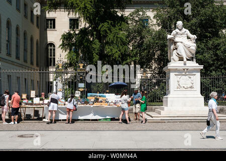 Berlin, Deutschland - Mai, 2019: Menschen bei Second Hand Bücher zum Verkauf auf Flohmarkt vor der Humboldt-Universität in Berlin, Deutschland Stockfoto