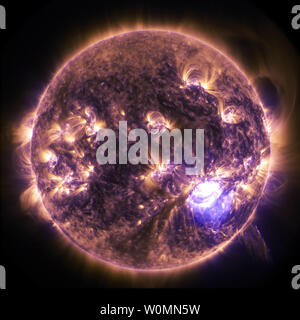 Dezember 19, 2014 NASA-Bild der Sonne, als es eine bedeutende Solar Flare emittiert. Die NASA Solar Dynamics Observatory, die Uhren der Sonne ständig, ein Bild des Ereignisses erfasst. UPI/NASA Stockfoto