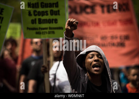 Baltimore Bewohner März in einem massiven nationalen Rallye der Feier in den Straßen von Baltimore, Maryland am 2. Mai 2015. Gray's Tod hat ein Totschlag und kriminellen Aufladungen ausgeschlossen wurden, eingereicht worden. Grau, 25 verhaftet 12. April für das Besitzen ein Messer und später starb an einer schweren Verletzung des Rückenmarks in Polizeigewahrsam. Foto Ken Cedeño/UPI Stockfoto