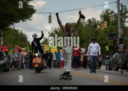 Baltimore Bewohner März in einem massiven nationalen Rallye der Feier in den Straßen von Baltimore, Maryland am 2. Mai 2015. Gray's Tod hat ein Totschlag und kriminellen Aufladungen ausgeschlossen wurden, eingereicht worden. Grau, 25 verhaftet 12. April für das Besitzen ein Messer und später starb an einer schweren Verletzung des Rückenmarks in Polizeigewahrsam. Foto Ken Cedeño/UPI Stockfoto