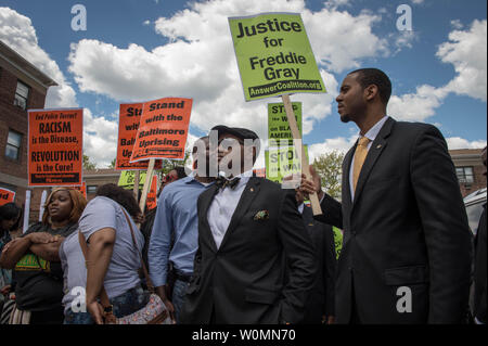 Baltimore Bewohner März in einem massiven nationalen Rallye der Feier in den Straßen von Baltimore, Maryland am 2. Mai 2015. Gray's Tod hat ein Totschlag und kriminellen Aufladungen ausgeschlossen wurden, eingereicht worden. Grau, 25 verhaftet 12. April für das Besitzen ein Messer und später starb an einer schweren Verletzung des Rückenmarks in Polizeigewahrsam. Foto Ken Cedeño/UPI Stockfoto