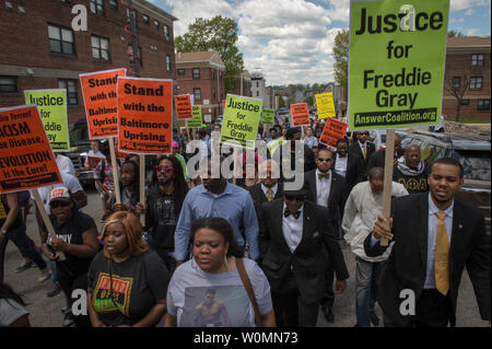 Baltimore Bewohner März in einem massiven nationalen Rallye der Feier in den Straßen von Baltimore, Maryland am 2. Mai 2015. Gray's Tod hat ein Totschlag und kriminellen Aufladungen ausgeschlossen wurden, eingereicht worden. Grau, 25 verhaftet 12. April für das Besitzen ein Messer und später starb an einer schweren Verletzung des Rückenmarks in Polizeigewahrsam. Foto Ken Cedeño/UPI Stockfoto