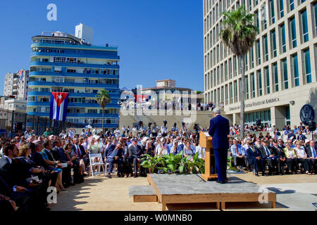 US-Außenminister John Kerry macht Erläuterungen im neu wieder geöffnet US-Botschaft in Havanna, Kuba am 14. August 2015. Kerry besuchen Sie ist die erste von einem Staatssekretär in 70 Jahren. Die Botschaft hat für 54 Jahre geschlossen worden. Foto von US-Außenministerium/UPI Stockfoto