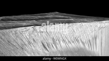 Dunkle schmale Streifen, genannt 'curring Hang lineae", stammen aus den Wänden der Garni Krater auf dem Mars, in dieser Ansicht aus Beobachtungen von der High Resolution Imaging Science Experiment (HiRISE-Kamera der NASA Mars Reconnaissance Orbiter gebaut, es wurde von der NASA am 28. September angekündigt, 2015 in Washington, DC. Die dunklen Streifen sind hier bis zu einigen hundert Yards, oder Meter, lang. Sie sind es, die durch den briny flüssiges Wasser auf dem Mars gebildet werden. Das Bild wurde durch den ersten Erstellen einer 3D-Computermodell (a digital Terrain map) Der Bereich auf stereo Informationen aus zwei HiRI produziert Stockfoto