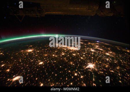 Blick auf den Mittleren Westen der USA am Abend des 29. September 2011 mit Aurora Borealis durch ein Mitglied der Expedition 29 Crew an Bord der Internationalen Raumstation. Dieses Foto zeigt die Chicago, IL, Metropolregion als größte Cluster der Lichter in der Mitte, neben dem dunklen Flecken des Lake Michigan. Die anderen größten Ballungsgebiete gehören St. Louis, MO (unten rechts), MinneapolisCSt. Paul, MN (links) und der OmahaCCouncil Bluffs Region auf der NebraskaCIowa Grenze (links unten). NASA/UPI Stockfoto