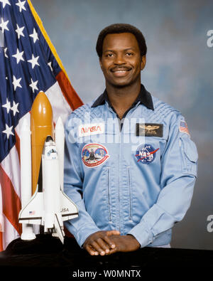 Offizielle NASA-Porträt, am 2. Juli 1985 getroffen, von Astronauten Ronald E. McNair, Mission Spezialist für STS-51-L. Am 28. Januar 1986, um 11:39 Uhr EST, die Raumfähre Challenger und ihre siebenköpfige Besatzung waren verloren, wenn eine eingerissene O-Ring in die richtige Solid Rocket Booster verursacht eine Explosion 73 Sekunden nach dem Start. UPI Stockfoto