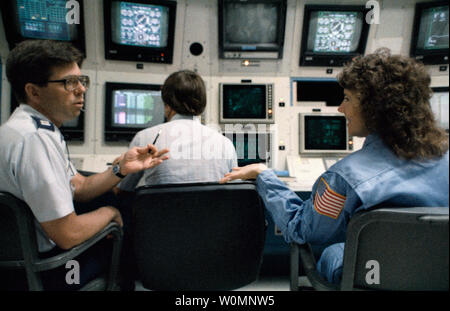 Christa McAuliffe, die Lehrerin im Raum Projekt (TISP) nutzlastspezialist von Concord, New Hampshire, ist am 16. November 1985 Ausbildung für die STS-51-L-Mission im Shuttle Mission Simulator (SMS). Sie informierte sich über die Konsolen und Kontrollen, die die SMS im Johnson Space Center (JSC) Mission Simulation und Ausbildung Betrieb. Am 28. Januar 1986, um 11:39 Uhr EST, die Raumfähre Challenger und ihre siebenköpfige Besatzung waren verloren, wenn eine eingerissene O-Ring in die richtige Solid Rocket Booster verursacht eine Explosion 73 Sekunden nach dem Start. NASA/UPI Stockfoto