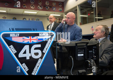 Ehemaliger Präsident George H.W. Bush zu einem Besuch nach Johnson Space Center der NASA am 5. Februar 2016 mit Expedition 46 Kommandant Scott Kelly und Flugingenieur Tim Kopra zu sprechen und eine Tour des Space Shuttle-start nehmen. Kelly's Zwillingsbruder, Mark Kelly und seine Frau, die ehemalige Kongressabgeordnete Gabrielle Giffords waren ebenfalls anwesend. NASA Foto von Robert Markowitz/UPI Stockfoto