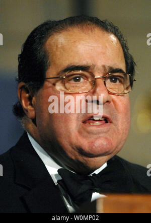 U.S. Supreme Court Antonin Scalia, 79, starb der scheinbaren natürliche Ursachen am Cibolo Creek Ranch in der Nähe von Marfa, Texas am Samstag, 13. Februar 2016. Die konservative Justiz wurde von Präsident Ronald Reagan im Jahr 1986 ernannt. Er ist angezeigt bei der Föderalistischen Gesellschaft Gala an der Union Station in Washington am 15. November 2007. Foto von Alexis Glenn/UPI Stockfoto