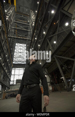 NASCAR Fahrer Carl Edwards blicke nach oben zur Decke über den Gang in die 525 m hohen Vehicle Assembly Building des NASA Kennedy Space Center in Florida am 11. Februar 2016. Edwards ist die Erkundung der Space Center Sonntag Daytona 500 Rennen, in dem er das Fahren ist zu fördern. NASA Foto von Bill White/UPI Stockfoto