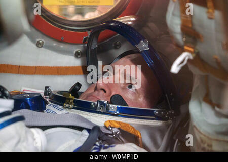 Expedition 43 und Einjährige Mission Crew Mitglied, Astronaut Scott Kelly, ist innerhalb der Sojus TMA-16M Satelliten während der fit Check mit dem russischen Kosmonauten Gennadi Padalka und Michail Kornienko der russischen Föderalen Raumfahrtagentur (Roskosmos), am 15. März 2015 Auf dem Kosmodrom Baikonur in Kasachstan gesehen. .. Teil der NASA Human Research Programm, die einjährige Mission auf der Internationalen Raumstation ist ein gemeinsames Programm zwischen der US-amerikanischen Weltraumorganisation, der russischen Föderalen Raumfahrtagentur (Roskosmos) und ihre internationalen Partner. Die Mission ist Teil eines Forschungsprojektes lange studieren Stockfoto