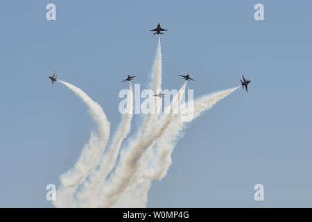 Die Thunderbirds Piloten führen Sie die Delta Burst Manöver im März Air Reserve Base Airfest "donnern Über das Empire'air show im März ARB, Calif., am 17. April 2016. Foto von Tech. Sgt. Christopher Boitz/USAF/UPI Stockfoto