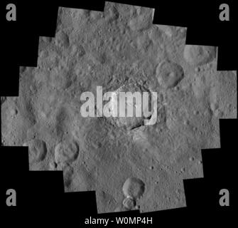 Dieses Bild, am 19. April 2016 veröffentlicht wurde, ist ein Mosaik von Ansichten, die die NASA-Raumsonde Dawn in der low-Altitude Mapping Orbit (LAMO), in einer Entfernung von 240 Meilen von der Oberfläche von Ceres. In der Mitte ist Haulani Krater mit einem Durchmesser von 21 Meilen. NASA/UPI Stockfoto