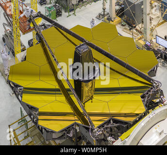 Ansicht von oben am 27. April 2016, mit Blick auf den golden James Webb Space Teleskop, mit Ihren zweiten Spiegel Galgen verstaut. Dies ist die Position der sekundären Spiegel beim Start sein wird. Es werden Vorbereitungen getan das Teleskop zu drehen, um die Flight Instrument Baugruppe hinter der Hauptspiegel zu installieren. JWST der Spiegel in eine mikroskopisch dünne Schicht aus Gold, die sie optimiert für reflektieren Infrarotlicht, das ist die primäre Wellenlänge des Lichts dieses Teleskop beobachten. NASA Foto von Chris Gunn/UPI Stockfoto