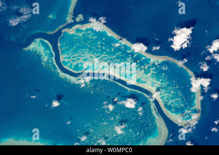 Ein Astronaut auf der Internationalen Raumstation einen Blick auf diese drei Riffe in der australischen Great Barrier Reef am 12. Oktober 2015 erfasst. Das Foto Bereich erstreckt sich über ungefähr 10 Meilen der 1.700 Mile Reef System. Riffe sind leicht von Raum zu erkennen, da die irisierenden Blau von flachen Lagunen stark Kontrast zum dunklen Blau der tiefen Wasser. Das Great Barrier Reef ist das größte Riff System auf der Erde, mit mehr als 3.000 einzelnen Riffen und Korallenbänken. Es ist auch eine der komplexesten natürlichen Ökosysteme, mit 600 Arten von Korallen und Tausende von Tierarten aus winzigen Planktons um Wale. Stockfoto