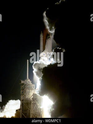 Flammen aus dem Solid Rocket Booster beleuchtet die Wolken aus Rauch und Dampf hinter Shuttle Atlantis am 19. Mai 2000, als es sich zur Mission STS-101 angehoben. Es war third space station Assembly der Shuttle Programm Flug und ersten Weltraumflug für Astronaut Jeff Williams, derzeit an Bord der Station als Mitglied der Expedition 47-Crew. Die Mission hat die Crew von sechs amerikanischen Astronauten und einem russischen Kosmonauten zur Internationalen Raumstation Logistik und Versorgung zu bieten, sowie die Station für die Ankunft der Swesda Modul, die von Russland auf J gestartet vorzubereiten Stockfoto