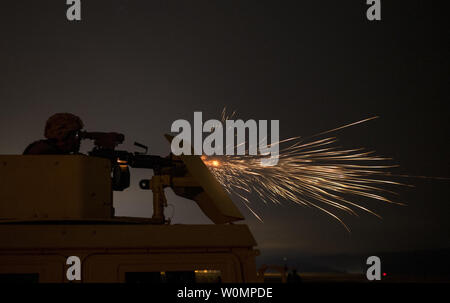 Ein U.S. Army Reserve Militärpolizei Soldat aus der 341 MP, von Mountain View, Calif., Brände ein M249 Squad automatische Waffe auf eine hohe Mobilität Multi-Purpose Radfahrzeug Revolver während einer Nacht Feuer Qualifikation Tabelle am Fort Hunter-Liggett, Calif., am 4. Mai 2016 montiert. Die 341 MP Co. ist eine der ersten Einheiten in der Armee finden Sie eine komplette 6-Tabelle Crew - dienen Waffe Qualifikation, die auch die M2, M249 und M240B Maschinengewehre feuern beide während des Tages und der Nacht. Foto von Master Sgt. Michel Sauret/U.S. Armee/UPI Stockfoto