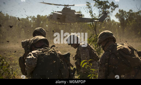 Marines ertragen leichten Rückstände von einem UH-1Y Venom Hubschrauber in der Landezone außerhalb von Robertson Kasernen, Northern Territory, Australien, am 20. Mai 2016. Marines mit Marine Drehkraft - Darwin simulierten Kausalität Evakuierungen mit einer UH-1Y Venom Hubschrauber. MRF-D ist ein Sechsmonatigen Einsatz von Marines in Darwin, Australien, die Ausbildung in einem neuen Umfeld. Die Marines sind mit Firma B, 1.BATAILLON, 1. Marine Regiment, MRF-D und Marine Light Attack Helicopter Squadron 367, MRF-D. Foto von Cpl. Mandaline Limousine/U.S. Marine Corps/UPI Stockfoto