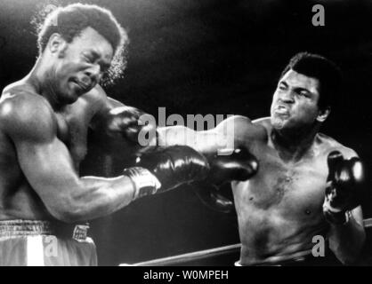 Große boxen Muhammad Ali starb im Alter von 74 Jahren in Phoenix, Arizona am Samstag, 4. Juni 2016. Er wird gezeigt, Stanzen George Foreman mit einer harten rechten während Ihrer heavyweight Titel bout am 29. Oktober 1974 in Kinshasa, Zaire. Im Kampf des Jahres, Ali klopfte Meister in der 8. Runde seine heavyweight Crown wiederzugewinnen. Datei Foto von Mike Feldman/UPI Stockfoto