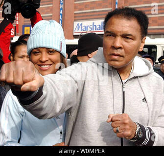 Große boxen Muhammad Ali starb im Alter von 74 Jahren in Phoenix, Arizona am Samstag, 4. Juni 2016. Er ist mit seinem Meister boxing Tochter Laila Ali, wie Sie einen hellen Moment mit Harlem Bewohner am Feb 5, 2004 genießen. Datei Foto von Ezio Petersen/UPI Stockfoto