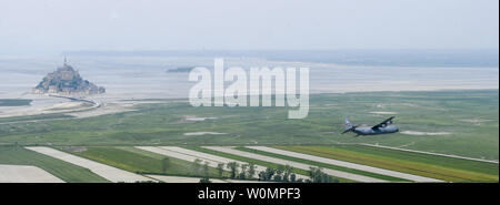 Ein US Air Force C-130J Hercules Super fliegt über die aus der Normandie während der Betrieb am 5. Juni 2016. Amerikanischen, Französischen und Deutschen service Mitglieder nahmen an den Betrieb im Gedenken an den 72. Jahrestag des D-Day. Foto: Staff Sgt. Timothy Moore/USA Luftwaffe/UPI Stockfoto