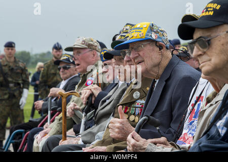 D-Day Veteranen hören während der Utah Beach Trauerfeier in der Normandie, Frankreich, 4. Juni 2016. Mehr als 380 Service Mitglieder aus Europa und den angeschlossenen D-Day historische Einheiten sind die Teilnahme an den 72. Jahrestag als Teil der Gemeinsamen Task Force D-Day 72. Foto von PO1 Sean Spratt/U.S. Marine/UPI Stockfoto