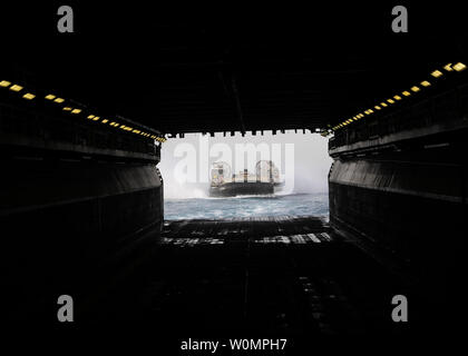 Eine Landing Craft, Luftkissen, auf Angriff Craft Unit (ACU) 5, bereitet sich auf das Deck der Amphibisches Schiff USS Boxer (LHD4) am 18. Juni 2016 ein. Boxer ist das Flaggschiff der Boxer amphibische Gruppe und bereit, mit der begonnen 13 Marine Expeditionary Unit, ist zur Unterstützung der Maritime Security Operations und Theater Sicherheit Zusammenarbeit in den USA 5 Flotte Bereich der Operationen eingesetzt. Foto von Eric Burgett/U.S. Marine/UPI Stockfoto