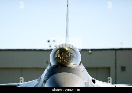 Maj. Scott Meng, 18 Aggressor Squadron F-16 Fighting Falcon Pilot, erwartet take-off Genehmigung während der roten Fahne - Alaska (RF-A) 16-2, auf eielson Air Force Base, Alaska, 15. Juni 2016. RF-A ist eine Reihe von Pacific Air Forces Commander - geleitete Bereich Ausbildung Übungen, die gemeinsame und internationale Kräfte ihre Kampftechniken von fliegenden simulierten Kampf Einsätze zusammen in eine realistische Bedrohung Umwelt zu schärfen. Foto von Steven R. Doty/U.S. Luftwaffe/UPI Stockfoto