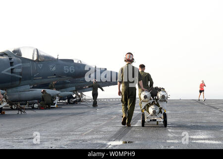 Marines bereiten Ordnance auf ein AV-8B Harrier II zu laden, zu 13 Marine Expeditionary Unit (MEU) zugeordnet, auf dem Flugdeck der Amphibisches Schiff USS Boxer (LHD4) in Vorbereitung auf die Missionen zur Unterstützung der Operation inhärenten Lösen am 16. Juni 2016. Boxer ist das Flaggschiff der Boxer amphibische Gruppe und bereit, mit der begonnen 13 Marine Expeditionary Unit, ist zur Unterstützung der Maritime Security Operations und Theater Sicherheit Zusammenarbeit in den USA 5 Flotte Bereich der Operationen eingesetzt. Foto von Brian Caracci/U.S. Marine/UPI Stockfoto