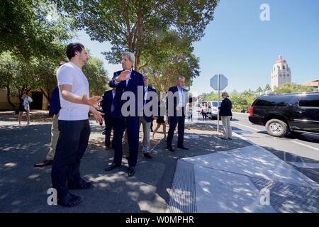 Us-Außenminister John Kerry Chats mit Google Gründer Sergey Brin nach dem Anzeigen von Google selbst - die Autos fahren auf der Global Entrepreneurship 2016 Innovation Markt auf dem Campus der Stanford Universität in Palo Alto, Calif., am 23. Juni 2016. Foto von US-Außenministerium/UPI Stockfoto