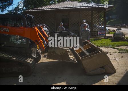 Mitglieder der West Virginia Air National Guard clean up Flut Ablagerungen am 26. Juni 2016, in Clendenin, West Virginia. Juni 23, 2016 Hochwasser als einmal im Jahr 1000 Ereignis, W. Virginia beschrieben wurde. Reg. Earl Ray Tomblin einen Ausnahmezustand in 44 der 55 Grafschaften zu deklarieren. Foto von Tech. Sgt. De-Juan Haley/United States Air National Guard/UPI Stockfoto