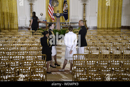 Militärischen Adjutanten stehen im East Room des Weißen Hauses vor einer Veranstaltung zu Ehren der 2015 WNBA Meister, dem Minnesota Lynx für Ihre WNBA Meisterschaft Sieg, 27. Juni 2016 in Washington, D.C. Foto von Olivier Douliery/UPI Stockfoto